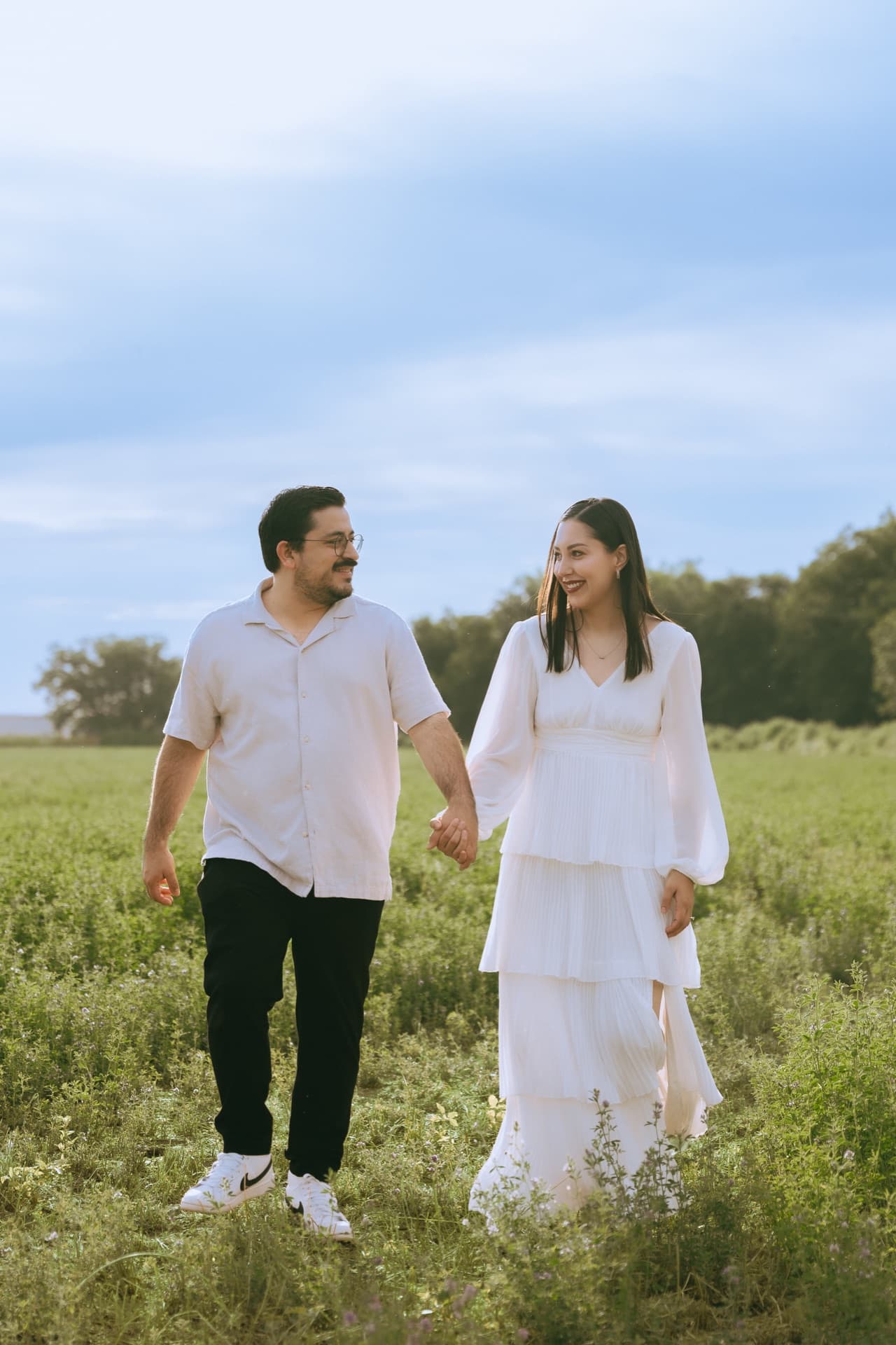 Karina y David caminando juntos