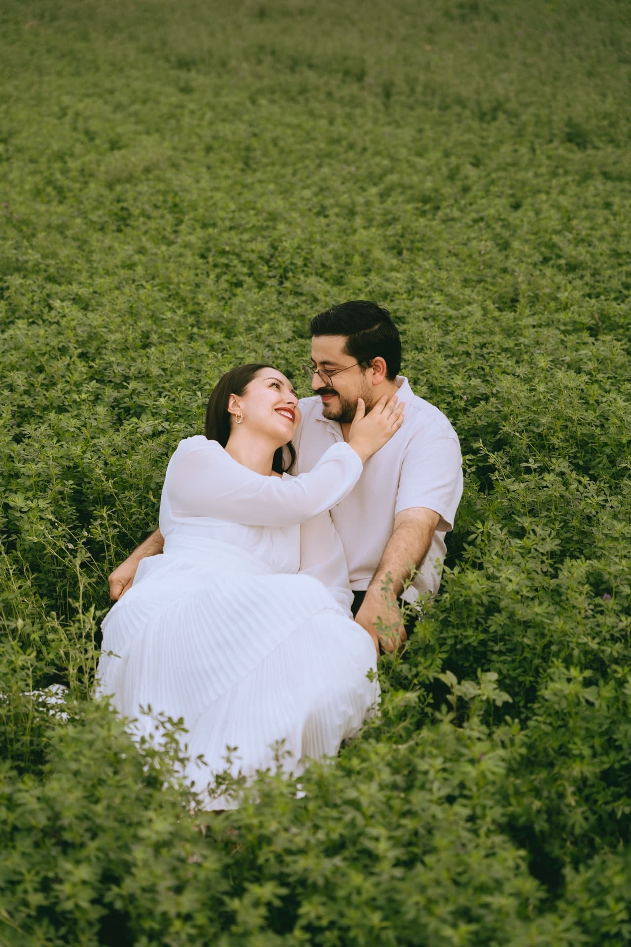 Karina y David sentados entre la vegetación